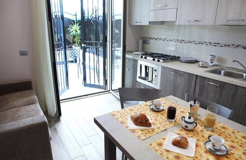 Pompei Apartment | Villa Magiola - Two-room apartment Bacchus 200 meters from the Pompeii excavations. Free parking