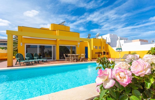 Corralejo Villa | VILLA MARIPOSA INCREDIBLE VIEWS NEXT TO THE SEA.