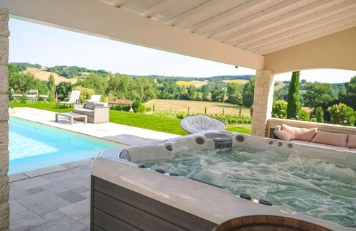 Castelnau-de-Montmiral Villa | Villa Maurine - Piscine chauffée - Spa - Clim - Salle de Fitness