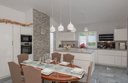 Moca House | Villa Mira Mel