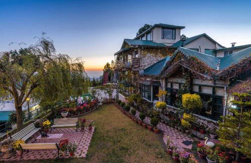 Kumarhatti House | Villa Mountain Crest Kasauli with Treehouse , Sundeck & Breakfast