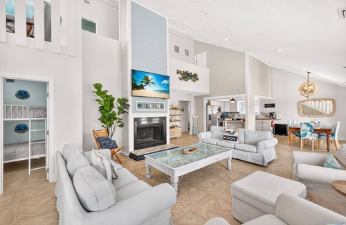 Fort Myers Beach Apartment | Villa Nature View - Heated Pool - 1 Block to Beach