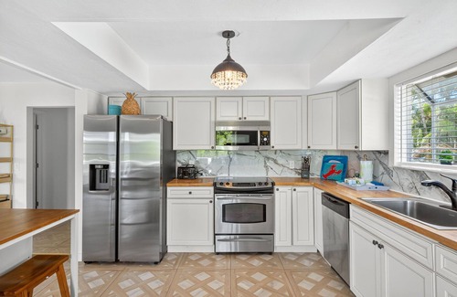 Fort Myers Beach Apartment | Villa Nature View - Heated Pool - 1 Block to Beach