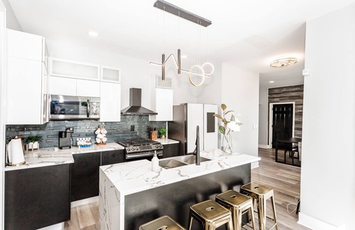 North Kenwood House | Villa Noir Chicago Victorian home 7 min to downtown, museums, shops & the beach