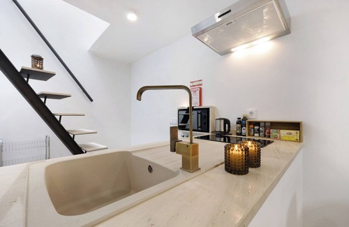 Portimao City Centre Villa | Villa 'O Capote 22' with Private Terrace & Wi-Fi