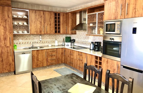 Tuineje Villa | VILLA OLIVA swimming pool with hydro-massage wifi air conditioning and lots of space.