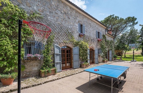 Acqua Loreto Villa | Villa Palombara: country villa with heatable gated pool, tennis court & cook