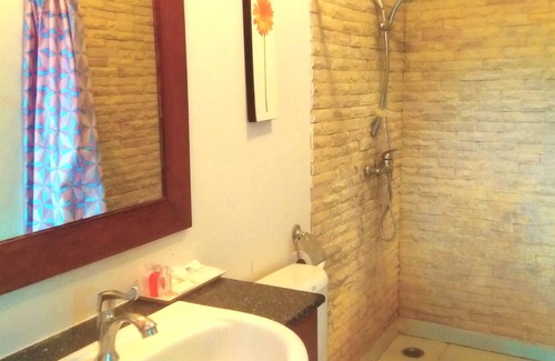 Khanong Phra Hotel | Villa Paradis Hotel