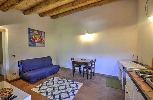 Mirto House | Villa Pascal B: A characteristic and welcoming apartment that is part of a villa surrounded by meadows and by green hills, with Free WI-FI.