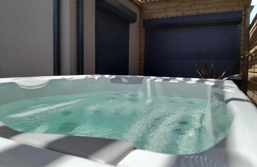 Destrellan Apartment | Villa Pheron - De standing - Jacuzzi 5 Personnes