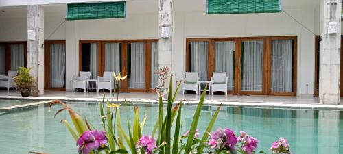 Kalibukbuk House | Villa Putih Lovina