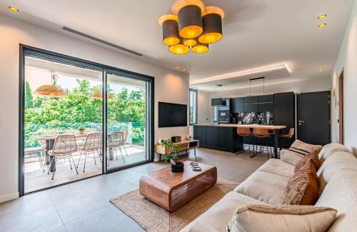 Prado - Republique Villa | Villa Quartier Oxford garden & pool in Cannes AC