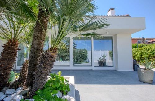 Marzocca Villa | Villa Rosa del mare - Elegante villa fronte mare con Jacuzzi e giardino privato