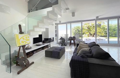 Marzocca Villa | Villa Rosa del mare - Elegante villa fronte mare con Jacuzzi e giardino privato