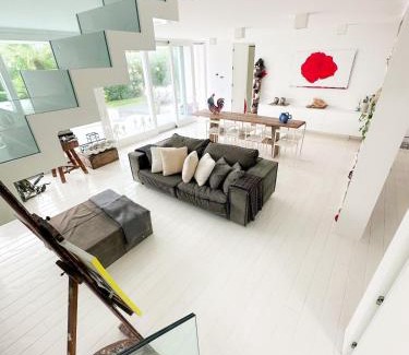 Marzocca Villa | Villa Rosa del mare - Elegante villa fronte mare con Jacuzzi e giardino privato