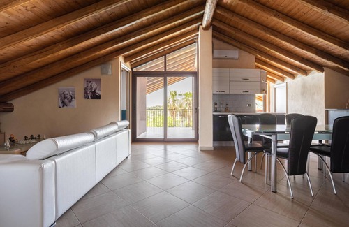 Adrano Villa | Villa Royal - Adrano