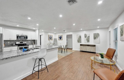 Royal Palm Beach Villa | Villa Royale 4 BR Home w Pool and Hot Tub