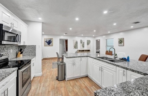 Hunt Club Villa | Villa Royale 4 BR Home w/Pool and Hot Tub by RedAwning