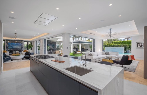 The Flats Villa | Villa Ruya by LuxJB 🏆 Sleeps 18 🏆Beverly Hills Mansion 🏆 Cinema & Gym & Sauna