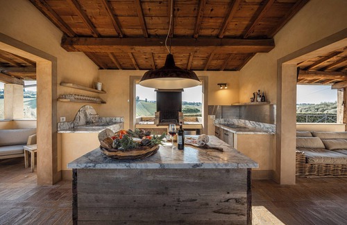 San Gimignano Villa | VILLA SARAH LUXURY SAN GIMIGNANO, 5 EN SUITE ROOMS , SWIMMING POOL, SPA.