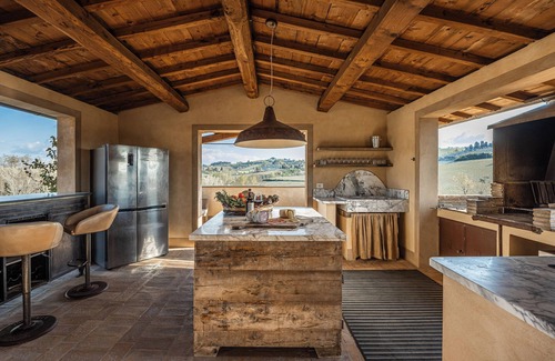San Gimignano Villa | VILLA SARAH LUXURY SAN GIMIGNANO, 5 EN SUITE ROOMS , SWIMMING POOL, SPA.