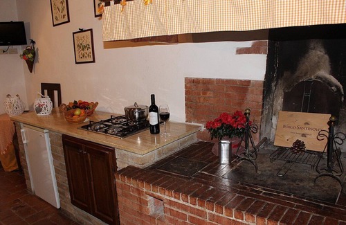 Colle di Val d'Elsa House | Villa Saveria N: A welcoming apartment surrounded by the greenery.