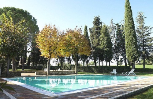 Colle di Val d'Elsa House | Villa Saveria N: A welcoming apartment surrounded by the greenery.