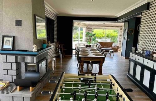 Saint-Hernin Villa | Villa spacieuse Saint-Hernin avec spa convivial