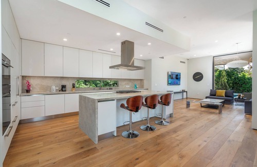 Beverly Hills Villa | Villa Stella by LuxJB 🏆 14 Guests 🏆 8 beds 🏆 Heated Pool & Gym 🏆 Superb Location