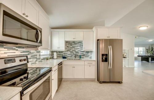 Pelican Villa | Villa Sunset Avenue by CoralVilla-modern, pool table