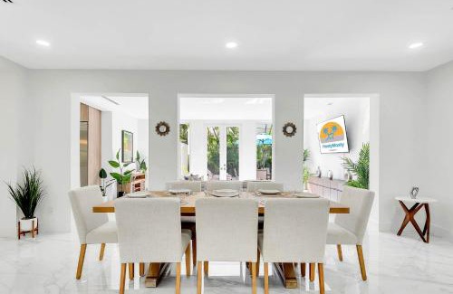 Northeast Coconut Grove House | Villa Tropicale Stunning 4 Bedroom 4 Bath Home with Pool and BBQ