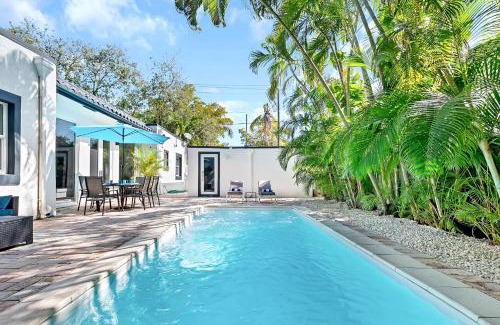 Northeast Coconut Grove House | Villa Tropicale Stunning 4 Bedroom 4 Bath Home with Pool and BBQ