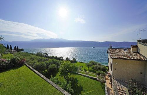 Gargnano Villa | Villa Victoria: luxury waterfront villa with splendid views