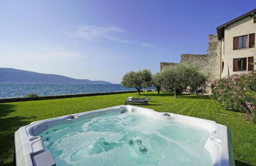 Gargnano Villa | Villa Victoria: luxury waterfront villa with splendid views