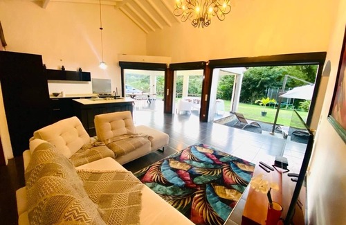 Petit-Bourg House | Villa vue Montagne Accès Privatif à la Rivière