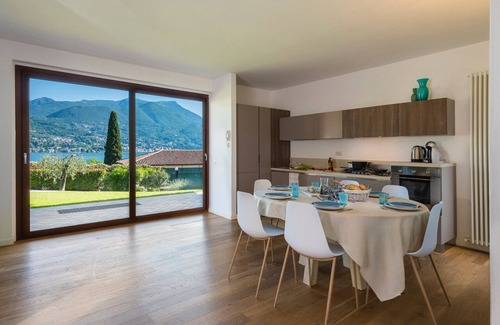 Portese Villa | Villa with Jacuzzi in the garden 100 meters from the lake ideal for families