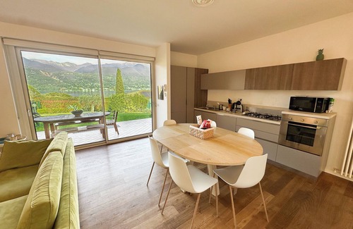 Portese Villa | Villa with Jacuzzi in the garden 100 meters from the lake ideal for families