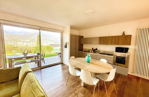 Portese Villa | Villa with Jacuzzi in the garden 100 meters from the lake ideal for families