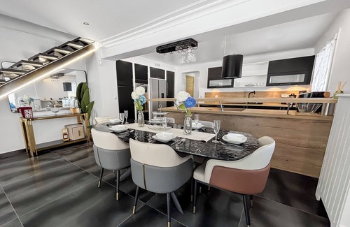 Triel-sur-Seine Villa | Villa with jacuzzi, sauna, billiard, arcade & cinema just outside Paris.