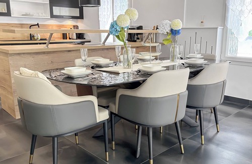 Triel-sur-Seine Villa | Villa with jacuzzi, sauna, billiard, arcade & cinema just outside Paris.