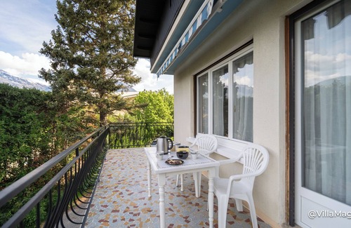 Savines-le-Lac House | Villa with outbuildings close to the lake and shops.