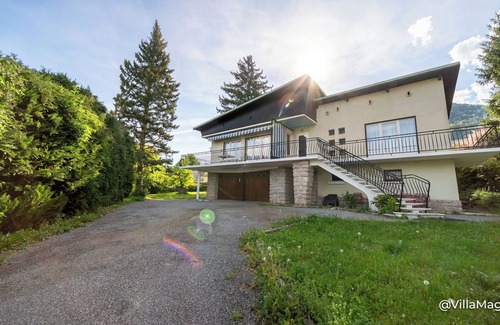 Savines-le-Lac House | Villa with outbuildings close to the lake and shops.