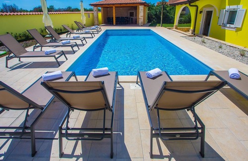 Musalez Cottage | Villa with pool, summer kitchen and fenced yard for 17 persons near Porec