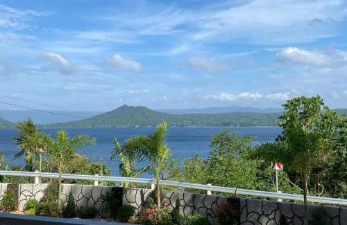 Mataas Na Kahoy Villa | Villa with Private Pool Overlooking Taal Lake