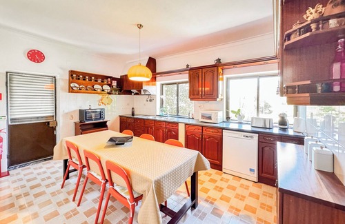 Corroios Villa | Villa with private pool & enchanting garden | beach & golf 5mins | Lisbon 20mins