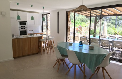 Cap Benat House | Villa with swimming pool, 200m from the beach in the private Domaine du Gaou Bénat