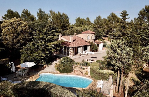 Lorgues Villa | villa (with tower of stones and swimmingpool) - privatly owned ground of 6 ha - beautiful view - 5 rooms - 8 persons