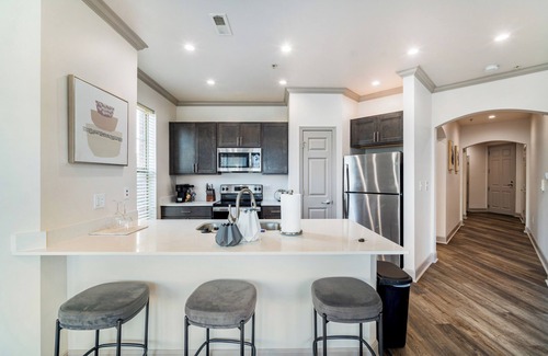 Corryville Apartment | Village 2BD 6 - Two Bedroom Apartment, Sleeps 4