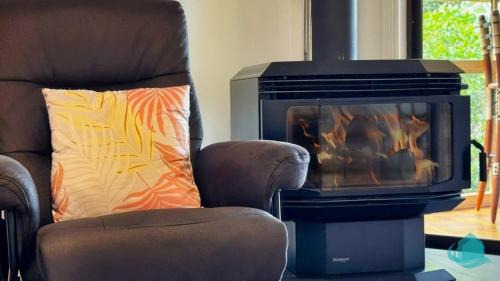 Marks Point House | Village Bay Lake house family Lake House with Spa