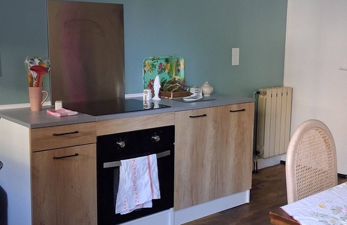 Saint-Saud-Lacoussiere House | Village house, enclosed courtyard.